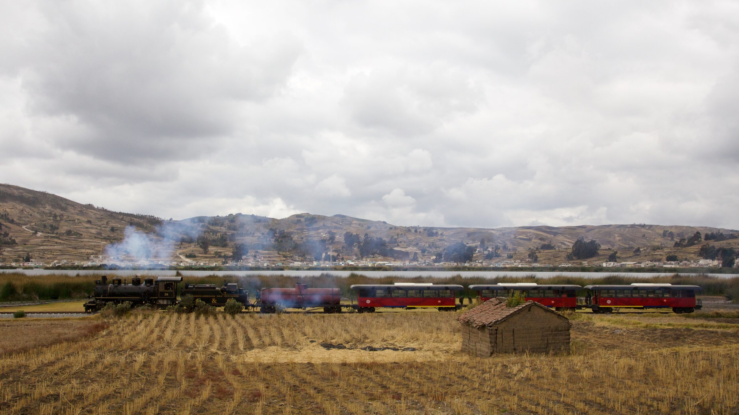 Tren a vapor de Ferrocarriles del Ecuador pasando junto a la laguna de Colta