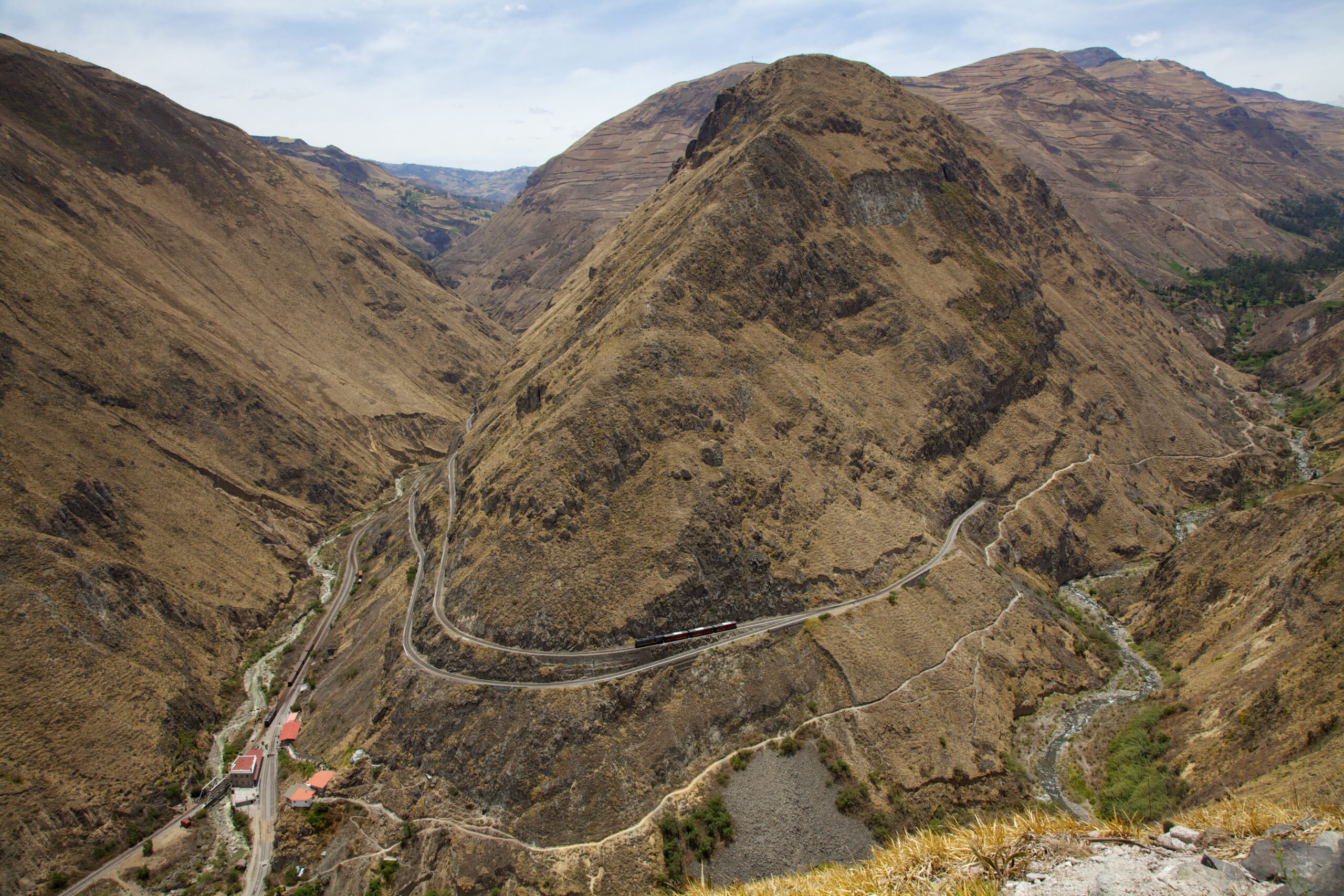 Tren de la Nariz del Diablo descendiendo el zigzag al sur de Alausí