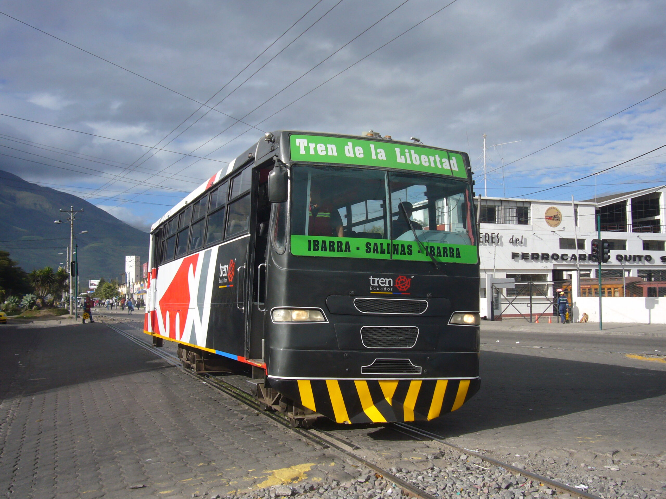Tren de la Libertad en el trayecto Ibarra–Salinas, valle del Chota